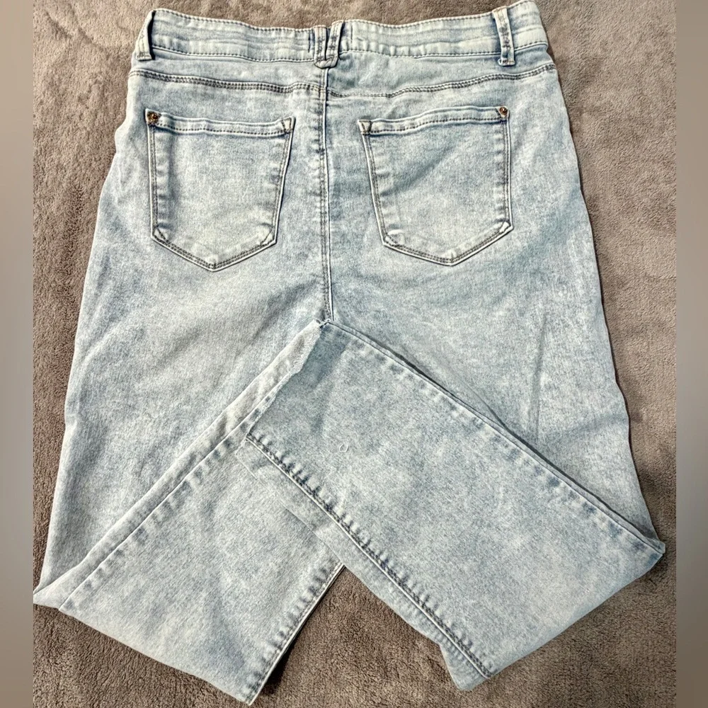 Curve Appeal Women's Light Wash Straight Jeans. Gently loved